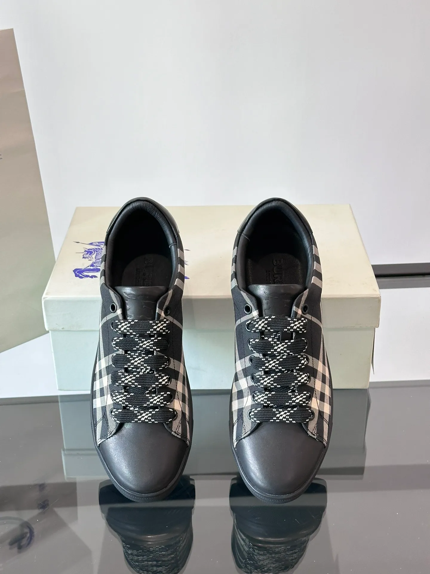 P380▫️B’s men’s classic low-top sneakers are reinterpreted in Vintage plaid cotton and cowhide materials, and decorated with a new brand logo. First-layer cowhide lining, heel decorated with Burberry letter embossed logo, original outsole Size: 38-44 (.45 customized) No. 068